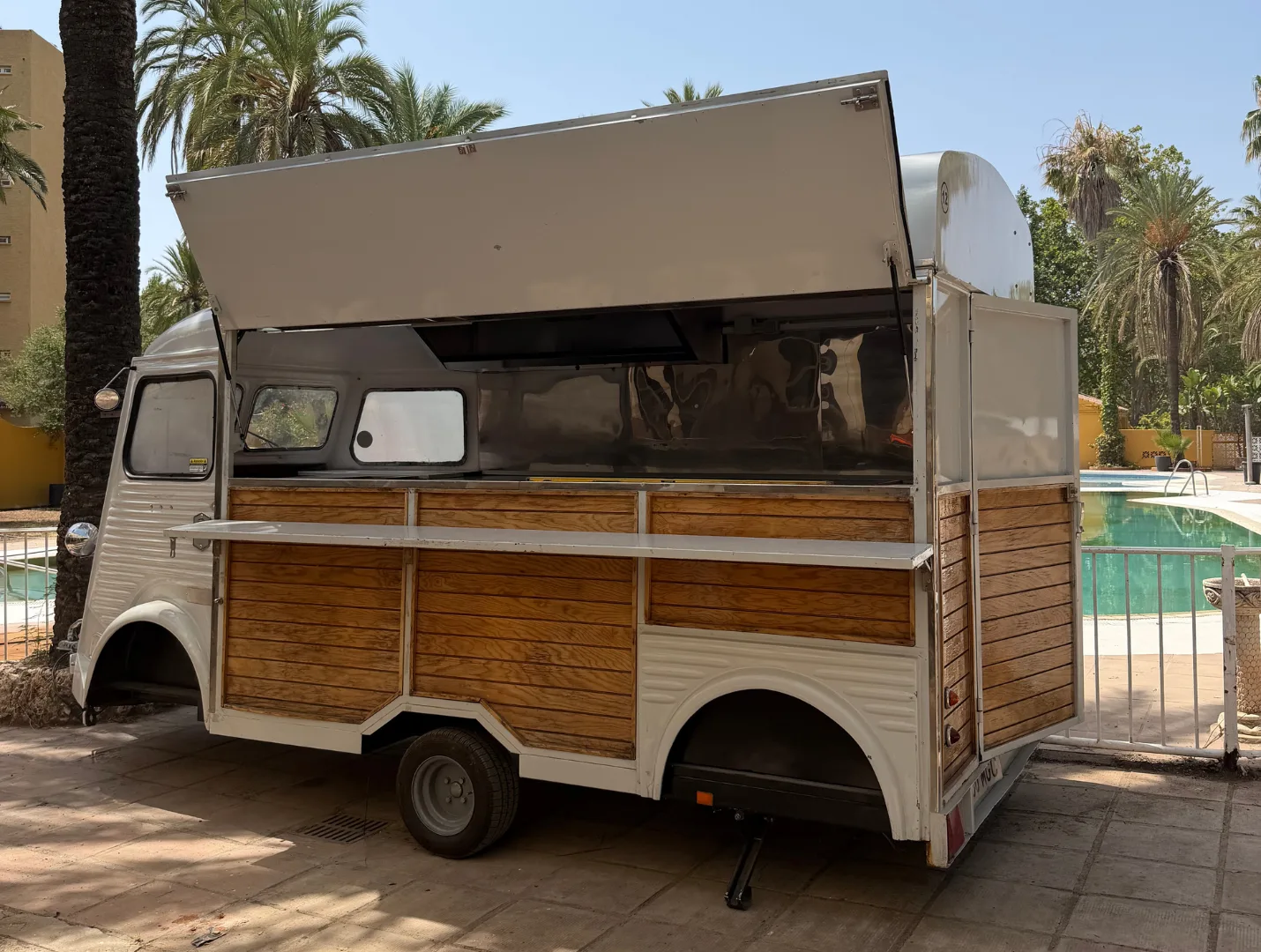 Parcelas con tiendas y caravanas entre palmeras