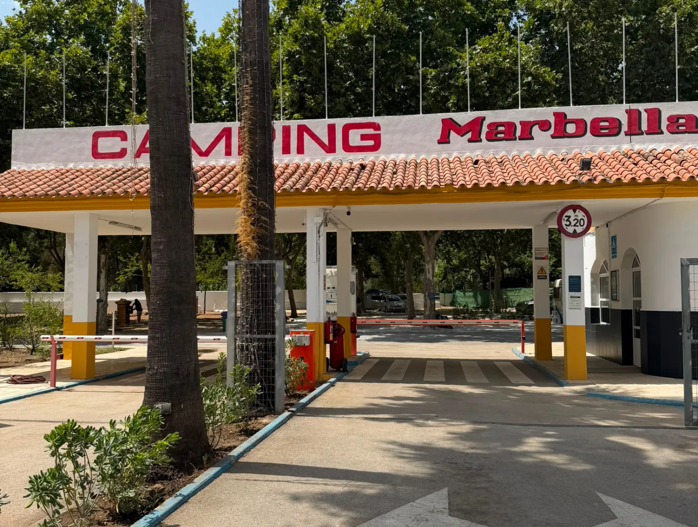 Autocaravana en parcela con mesa y sillas